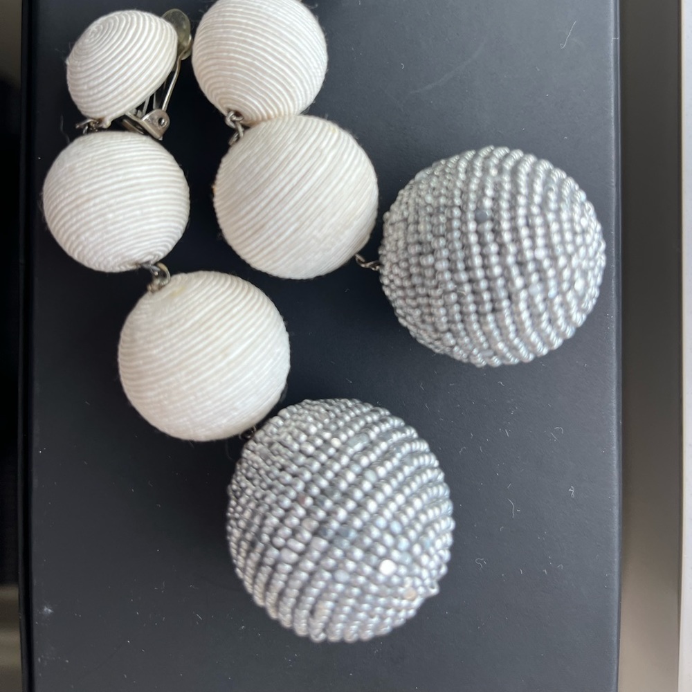 Rebecca de Ravenel in White and Silver colors.